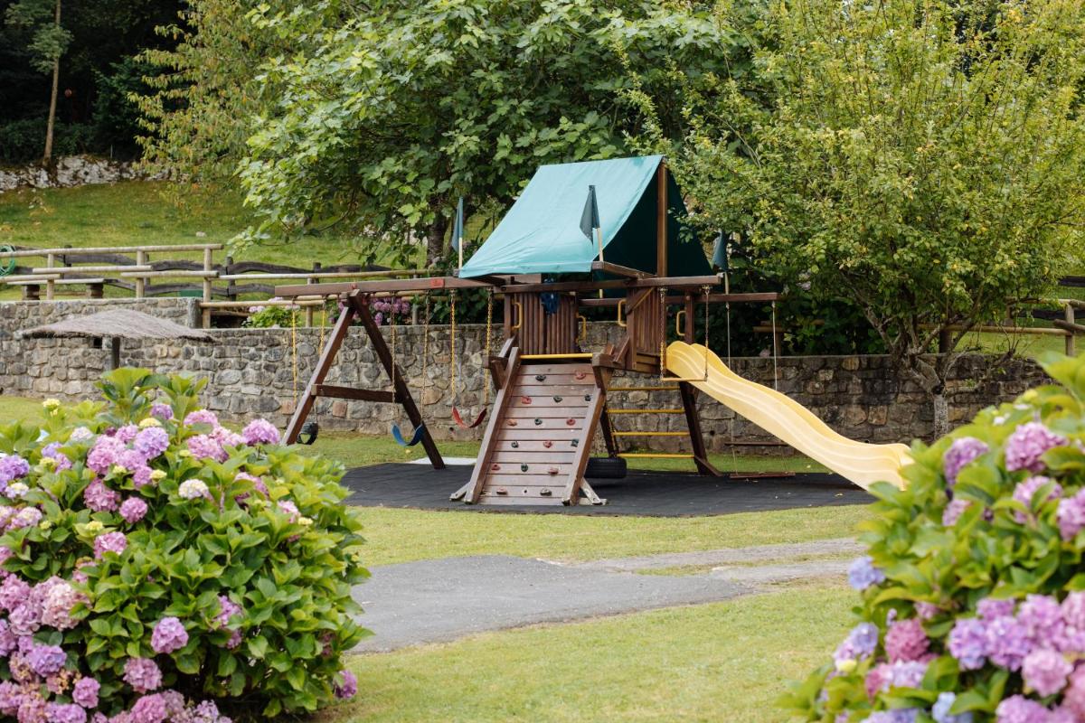 Zona de juegos infantil en Hotel & Spa Villa de Mestas