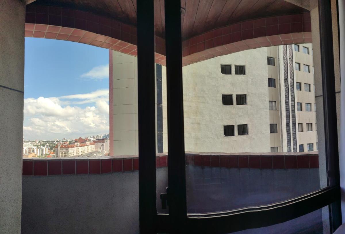 Quarto na região central com alexa integrada e sacada - Housity