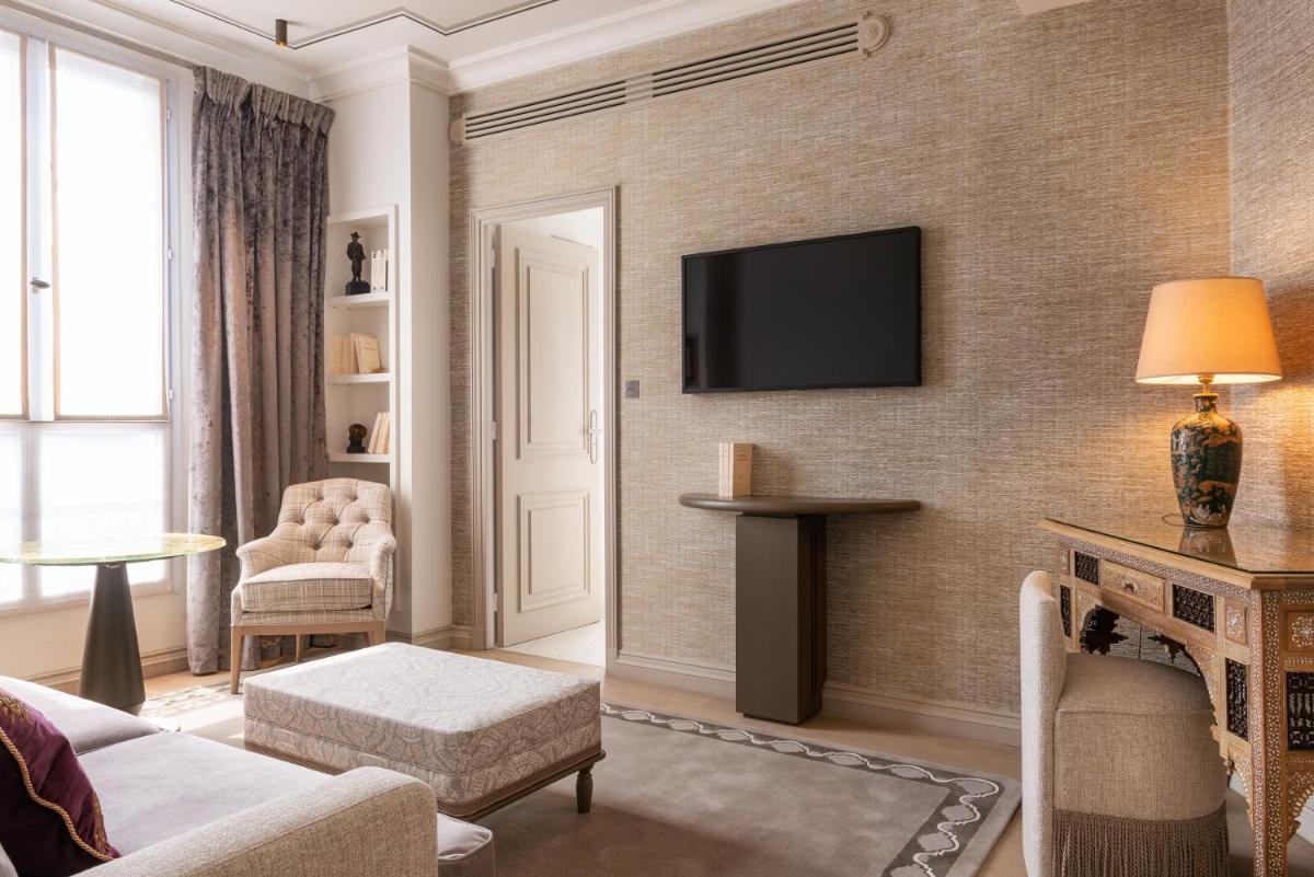 Télévision ou salle de divertissement dans l'établissement Hotel de Montesquieu