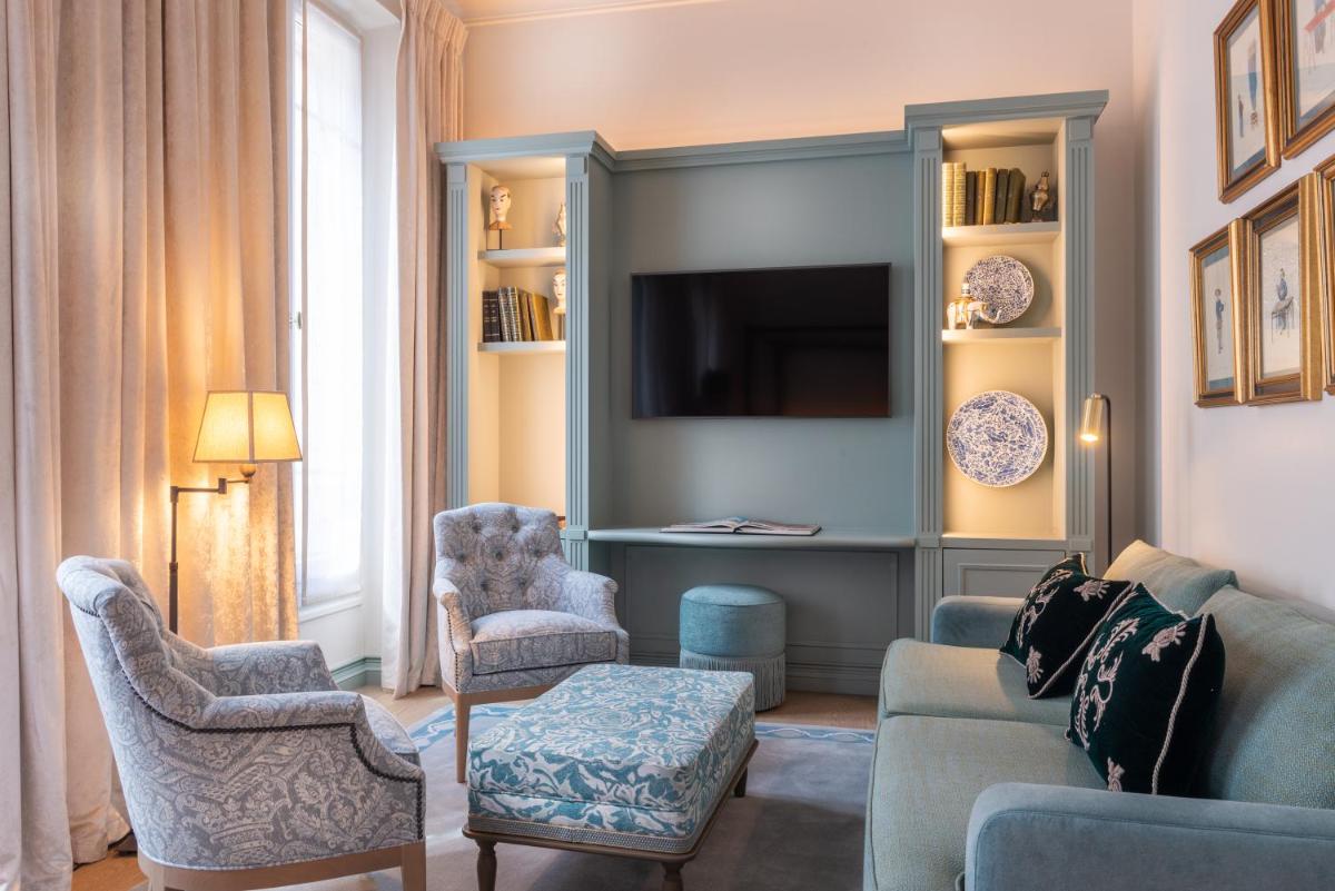 Télévision ou salle de divertissement dans l'établissement Hotel de Montesquieu