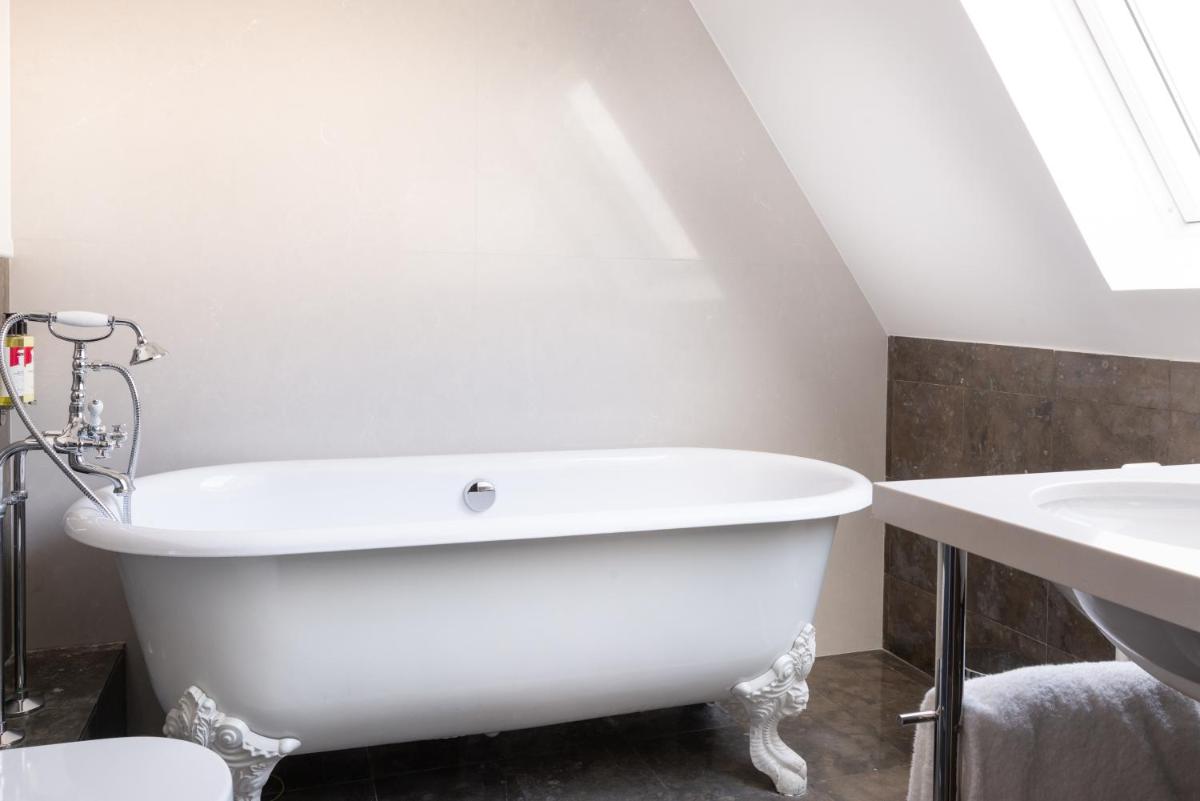 Salle de bains dans l'établissement Hotel de Montesquieu