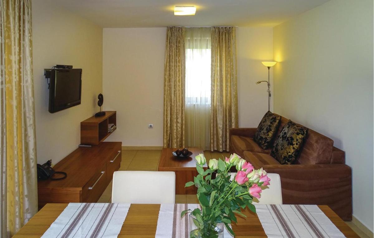 Stunning Apartment In Lasko With Wifi - Housity