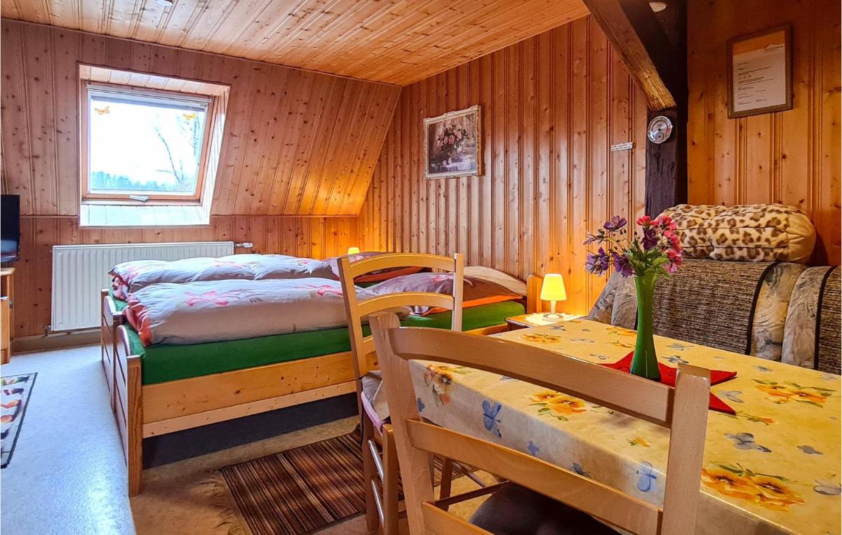 Stunning Apartment In Herrnhut Ot Ruppersdor - Housity