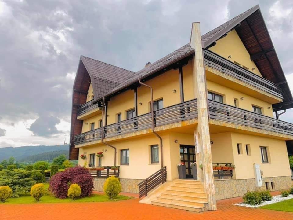 Pensiunea Miorița Putna - Housity