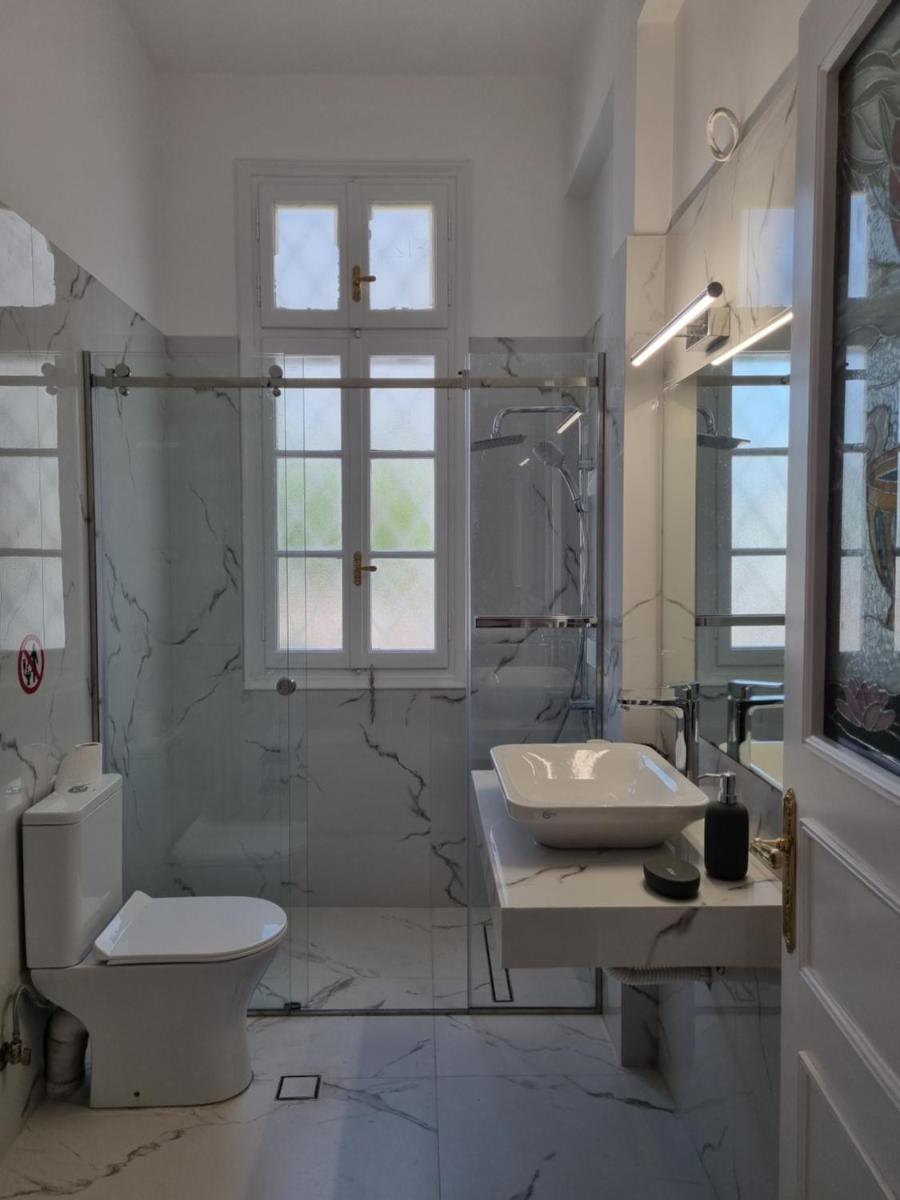 Hall Apartments & Rooms - ATH Airport - Housity
