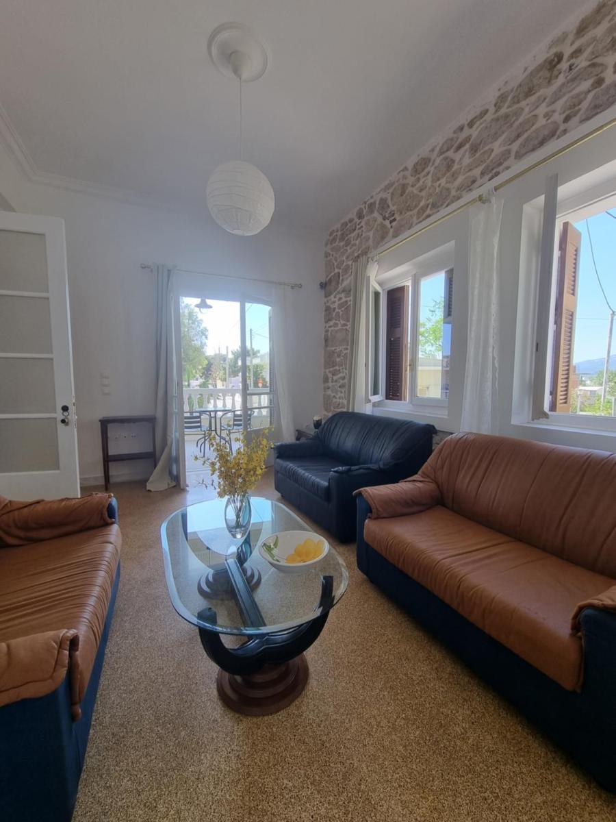 Hall Apartments & Rooms - ATH Airport - Housity