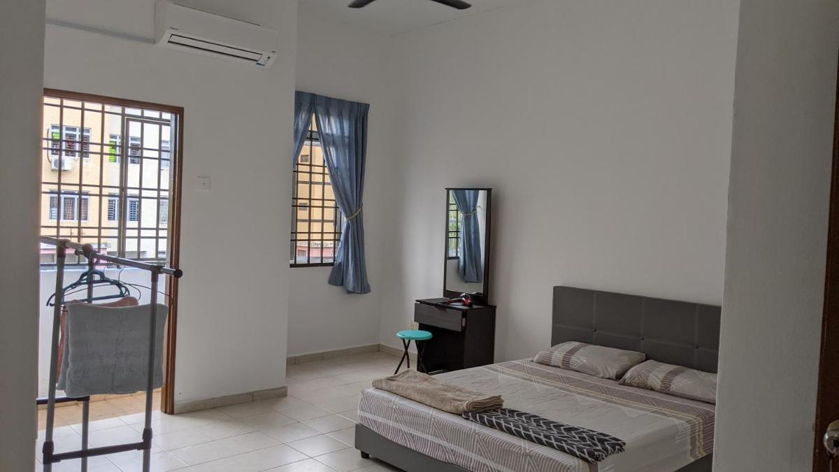 Johor Bahru 6 Bedrooms Corner House: Big & Comfort - Housity