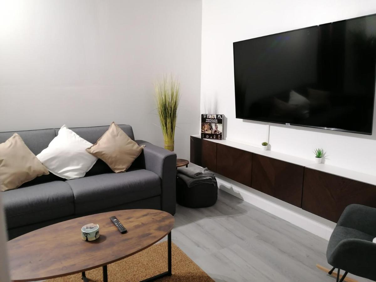 Great bright and spacious apart + private parking - Housity