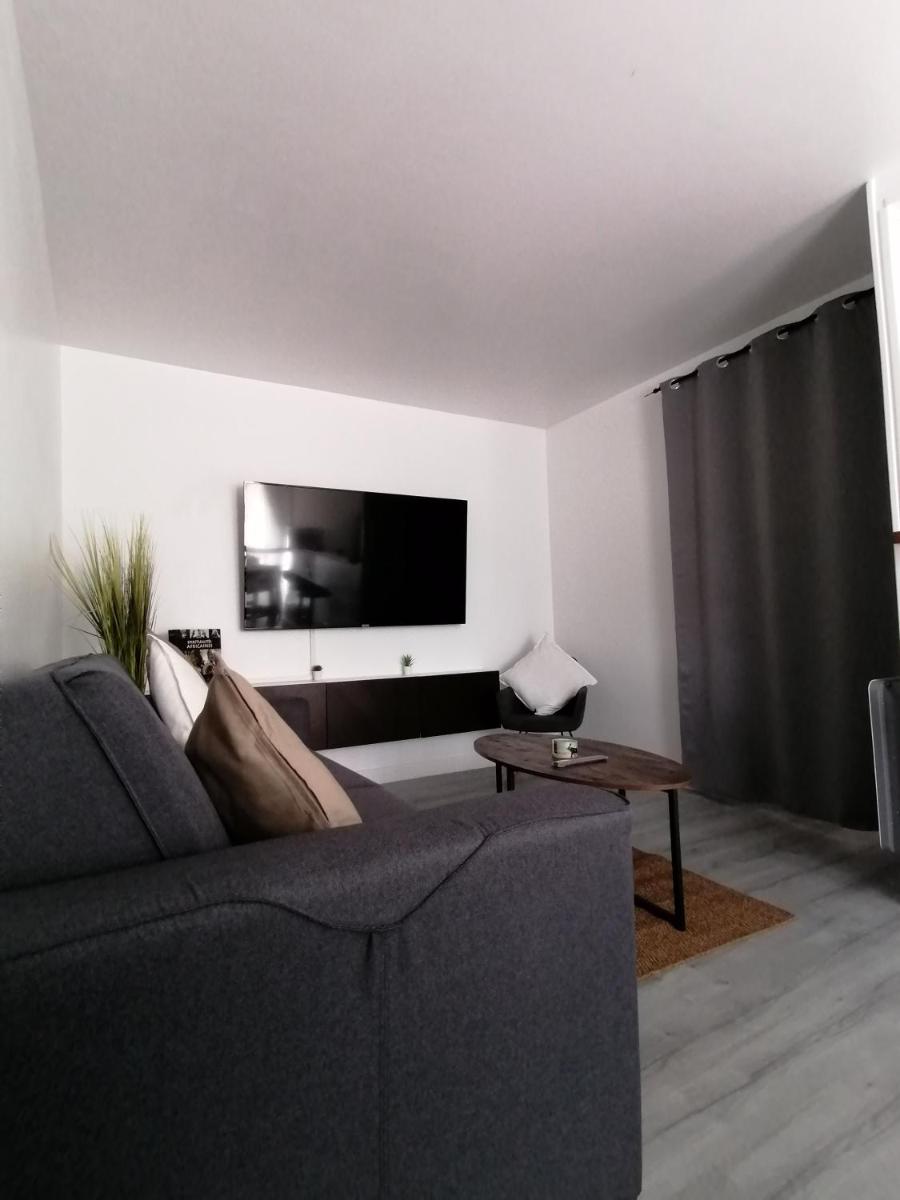 Great bright and spacious apart + private parking - Housity