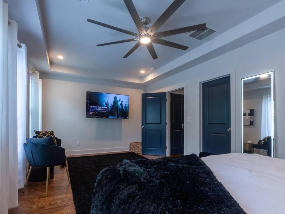 Five75Lux ATL King Bed & Game Room Downtown - Housity