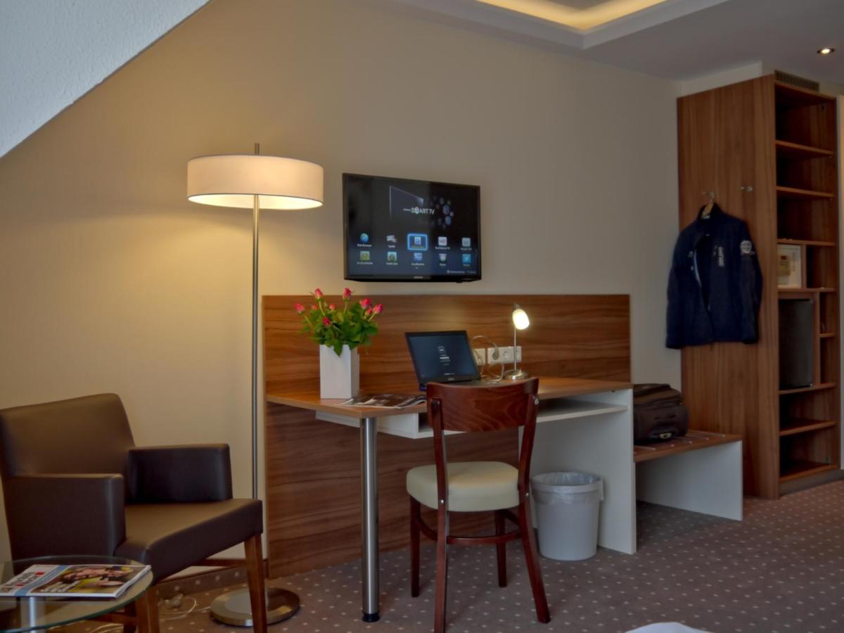 Hotel Friesische Wehde - Housity
