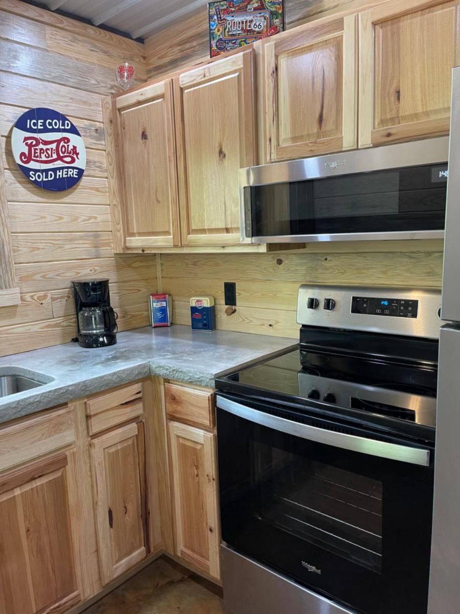 Nostalgic Route 66 Cabin near Blue Springs Ranch - Housity