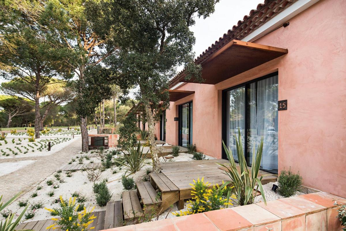 Um jardim no exterior de Sublime Comporta Country Retreat & SPA