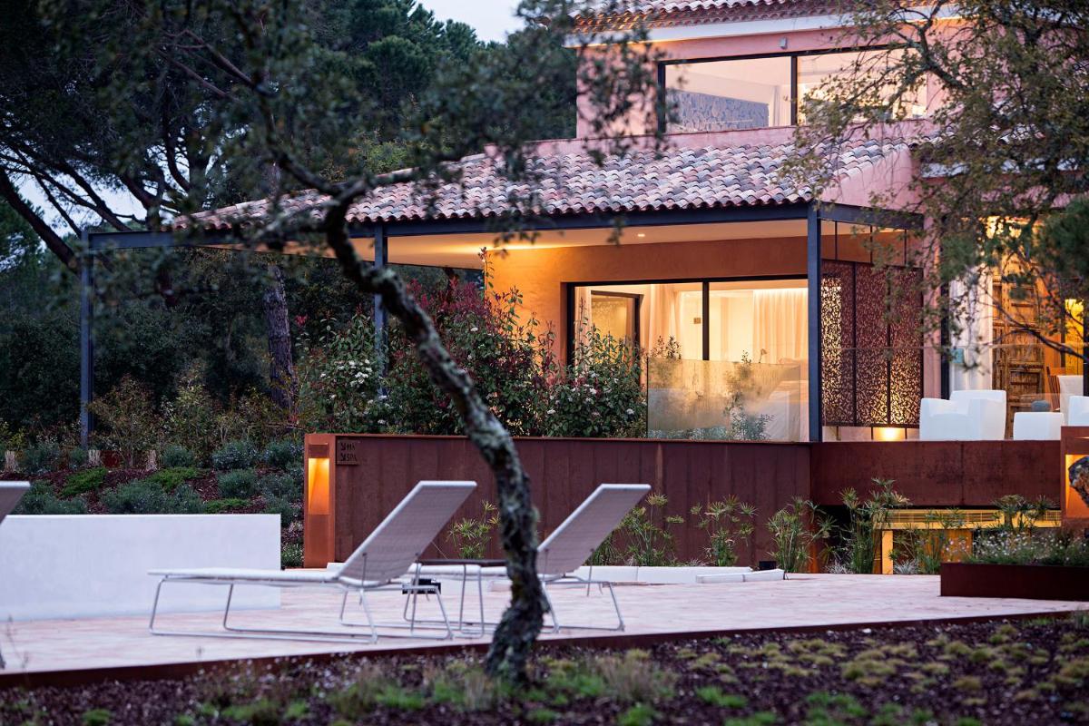 Um jardim no exterior de Sublime Comporta Country Retreat & SPA