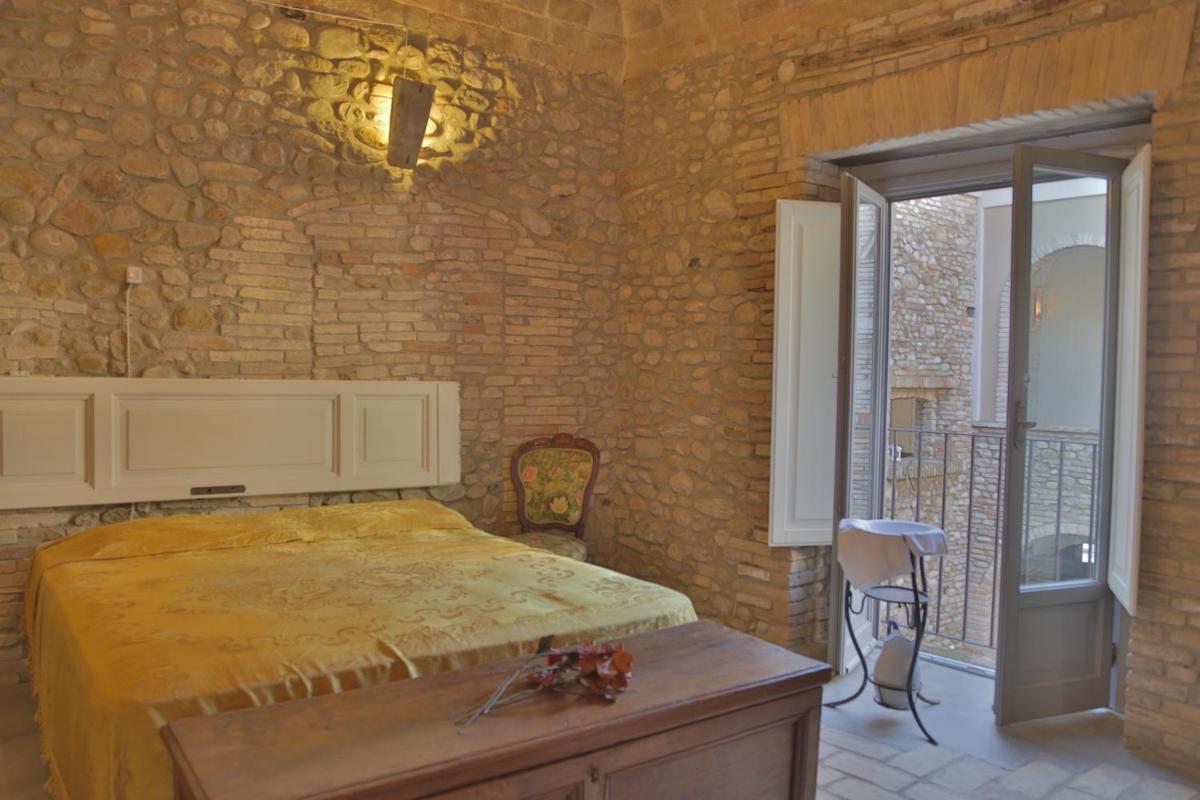 Palazzo Antico nella piazza di Montepagano - Housity