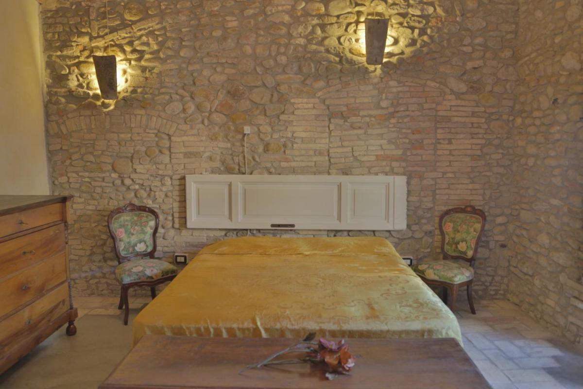 Palazzo Antico nella piazza di Montepagano - Housity