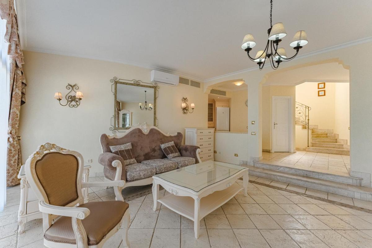 una sala de estar con un sofá y una mesa en Flamingo Suites Boutique Hotel, en Adeje