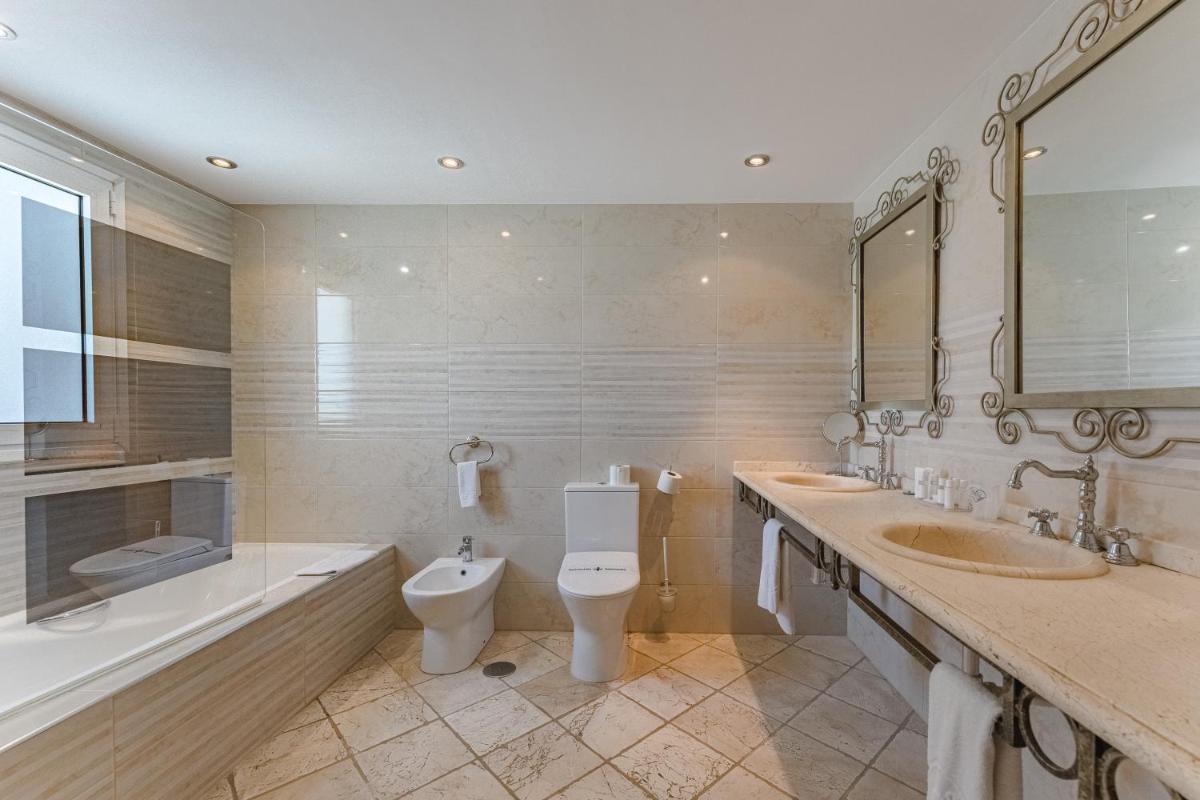 Un baño de Flamingo Suites Boutique Hotel