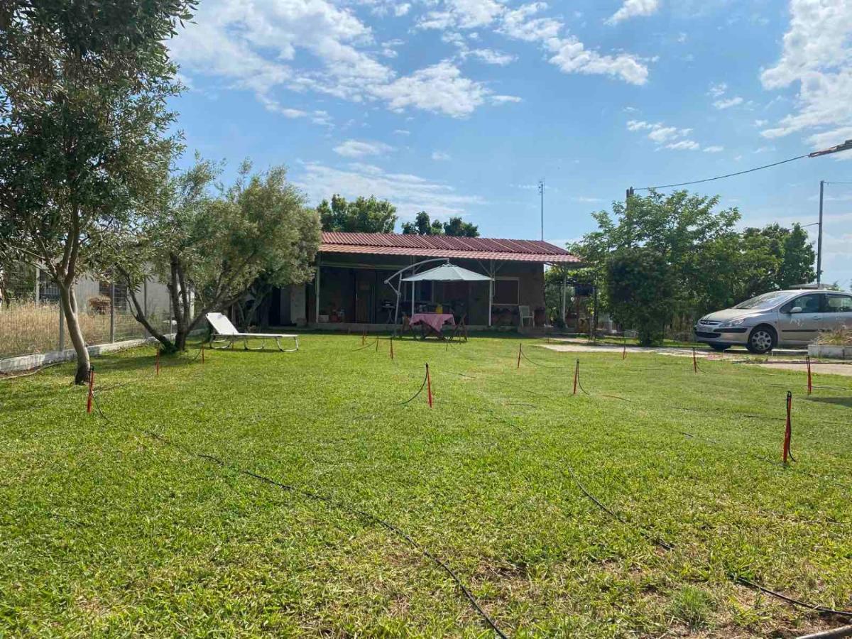 San Mamas Seaside Cottage-House, Large Garden and Caravan - Housity
