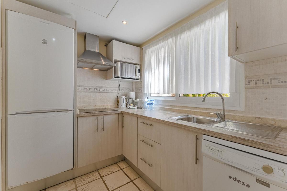 Una cocina o zona de cocina en Flamingo Suites Boutique Hotel