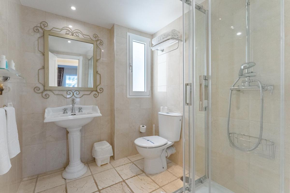 Un baño de Flamingo Suites Boutique Hotel