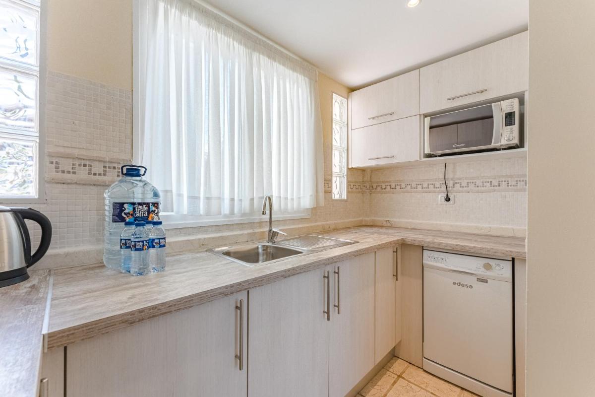 Una cocina o zona de cocina en Flamingo Suites Boutique Hotel