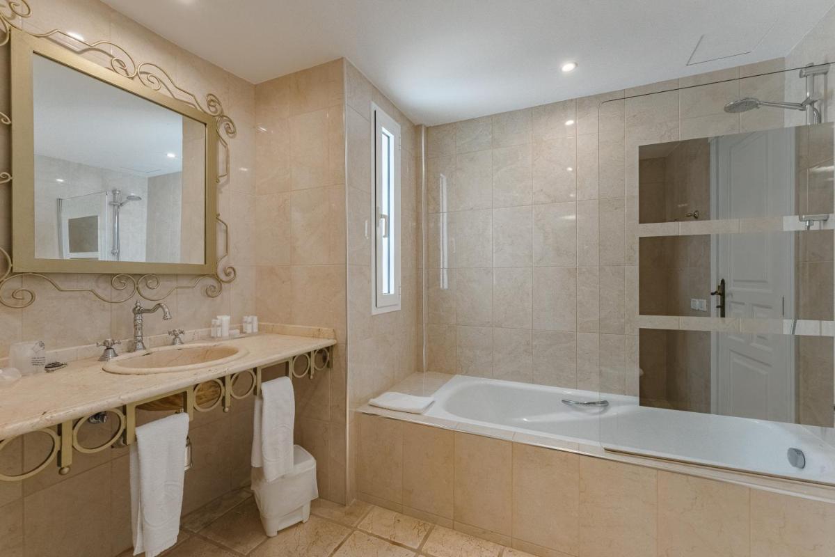 Un baño de Flamingo Suites Boutique Hotel