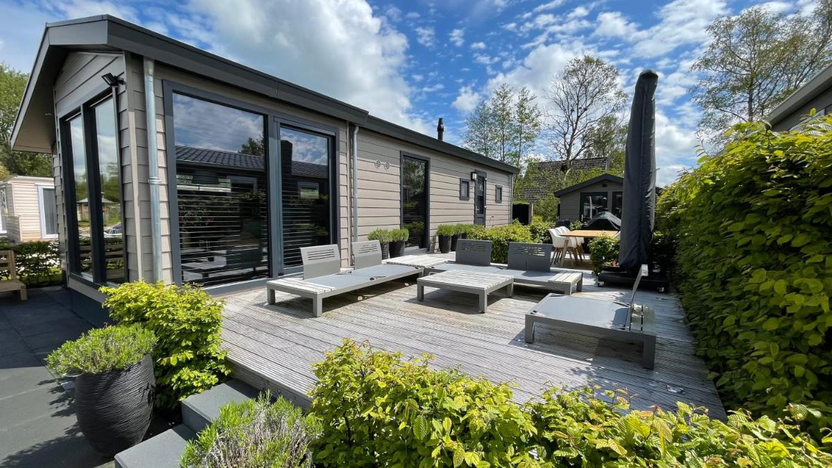 PUUR Eernewoude luxe chalet direct aan open vaarwater gelegen in de Alde Feanen - Housity