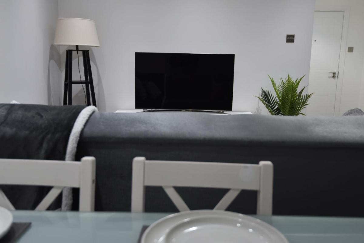 Cozy! 2-bedroom Exclusive Apartment near Bristol City Centre Easton Speedwell sleeps upto 6 - Housity