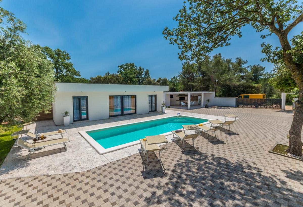 House with pool Mimi - Housity