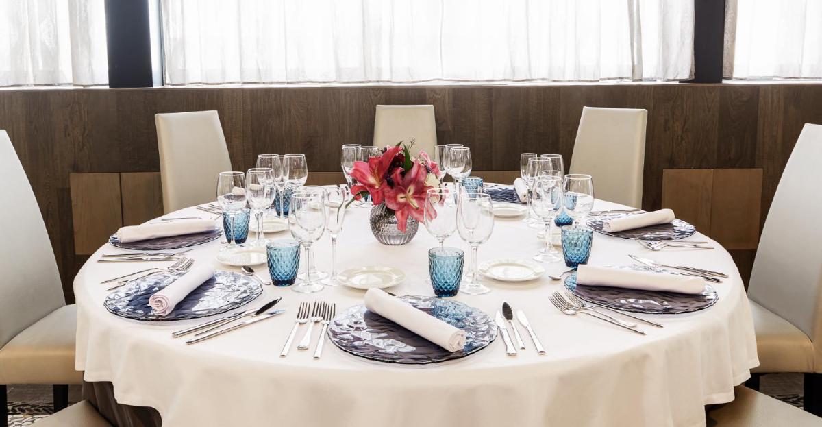 Un restaurante o sitio para comer en Gran Hotel Luna de Granada