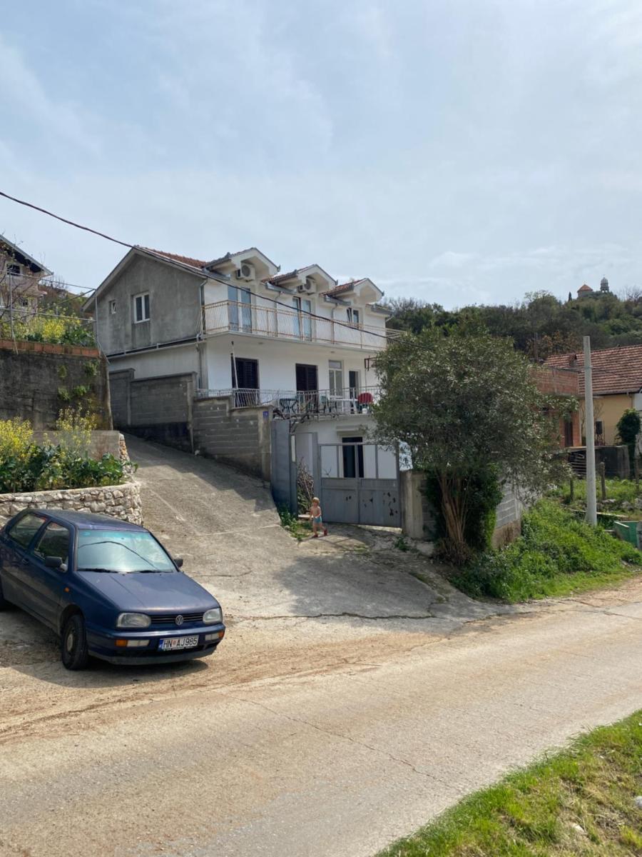Zhil io v dome s terrasoi v prigorode khertseg novi - Housity