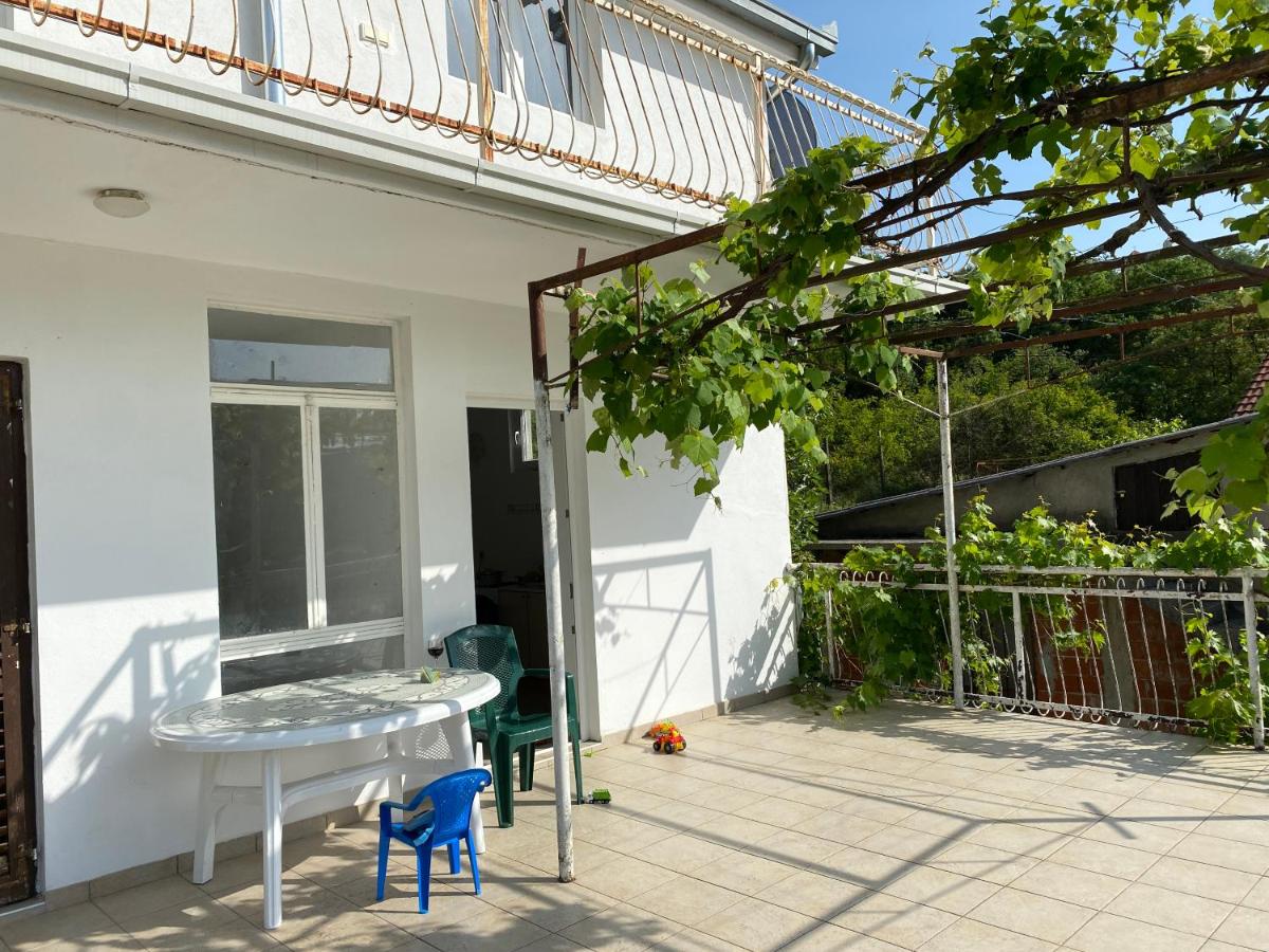Zhil io v dome s terrasoi v prigorode khertseg novi - Housity