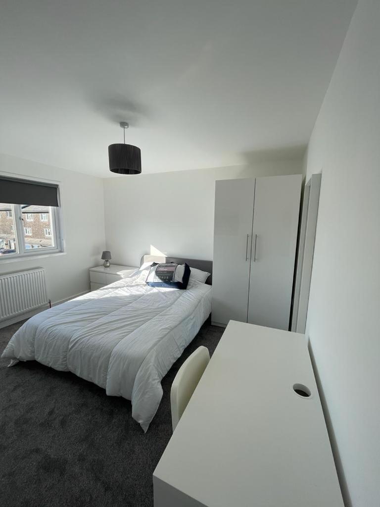 Double room with private bathroom in Basingstoke - Housity