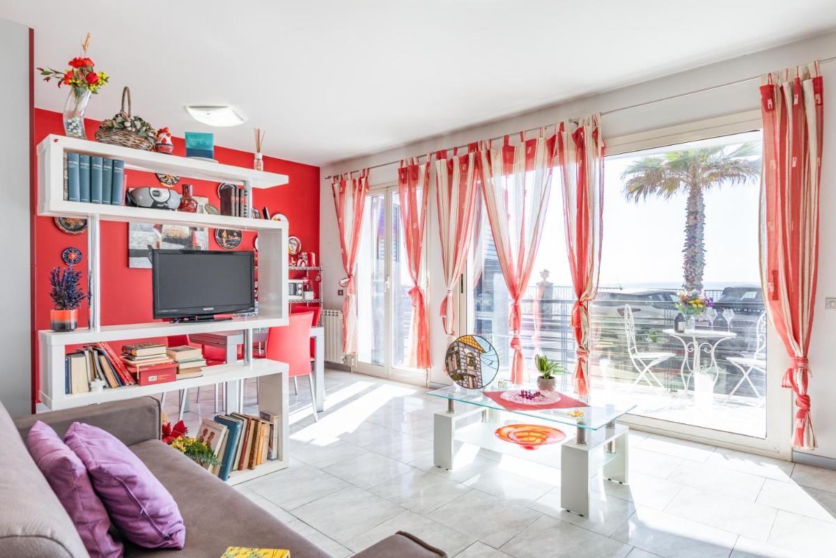 Suitetrails - Castello Normanno Modern Sea View Apartment