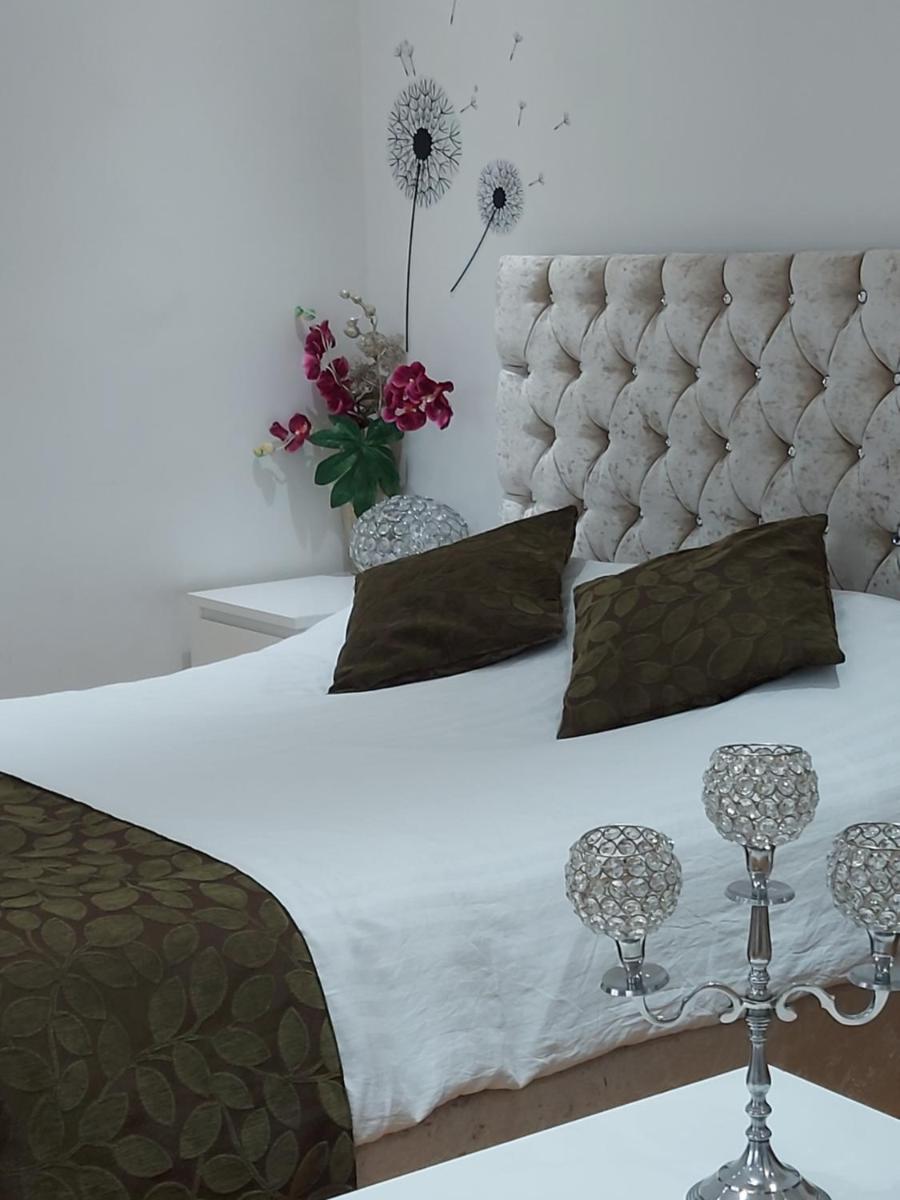 Lux Apartment in Gatwick - Housity
