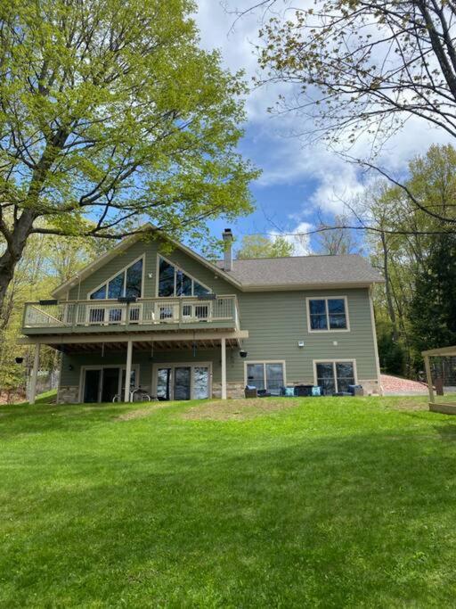 Crescent Lakehouse - Surf, Ski and Serenity - Housity