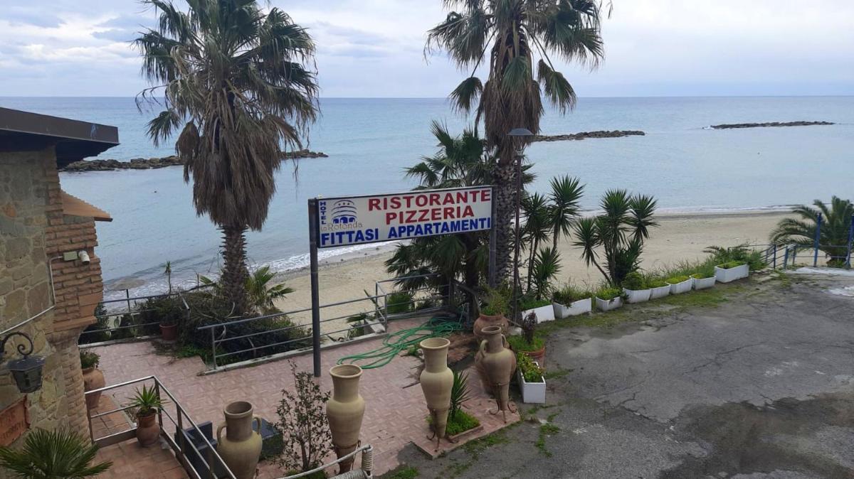 Studio at Torre Melissa 10 m away from the beach with sea view balcony and wifi - Housity