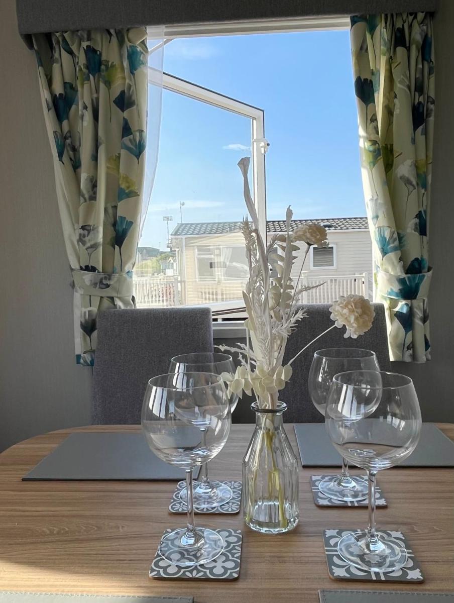 Charming 2-Bed Cottage in Morecambe - Housity