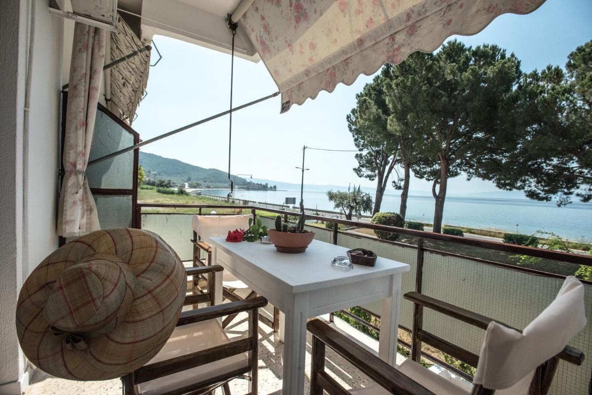 Melina Beachfront Apartment - Housity