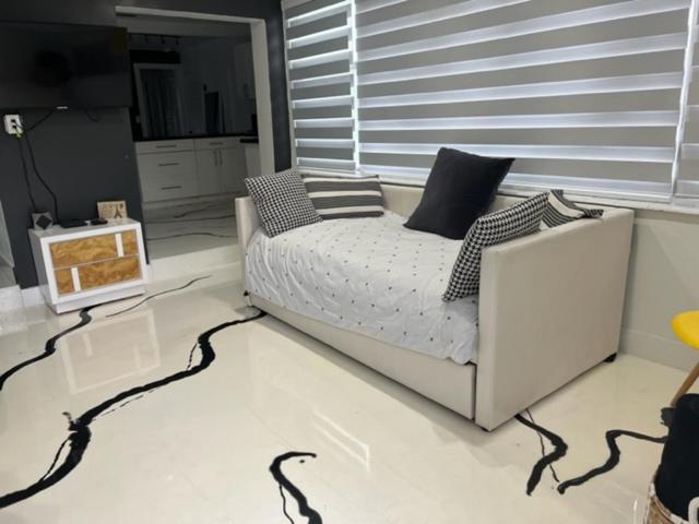 Modern Spanish Villa- Pool- By River-Tropical !!! - Housity