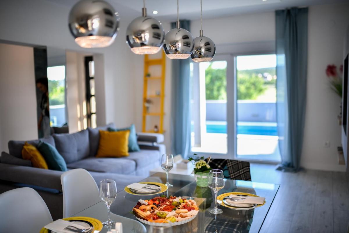Luxurious Villa Natali - Housity