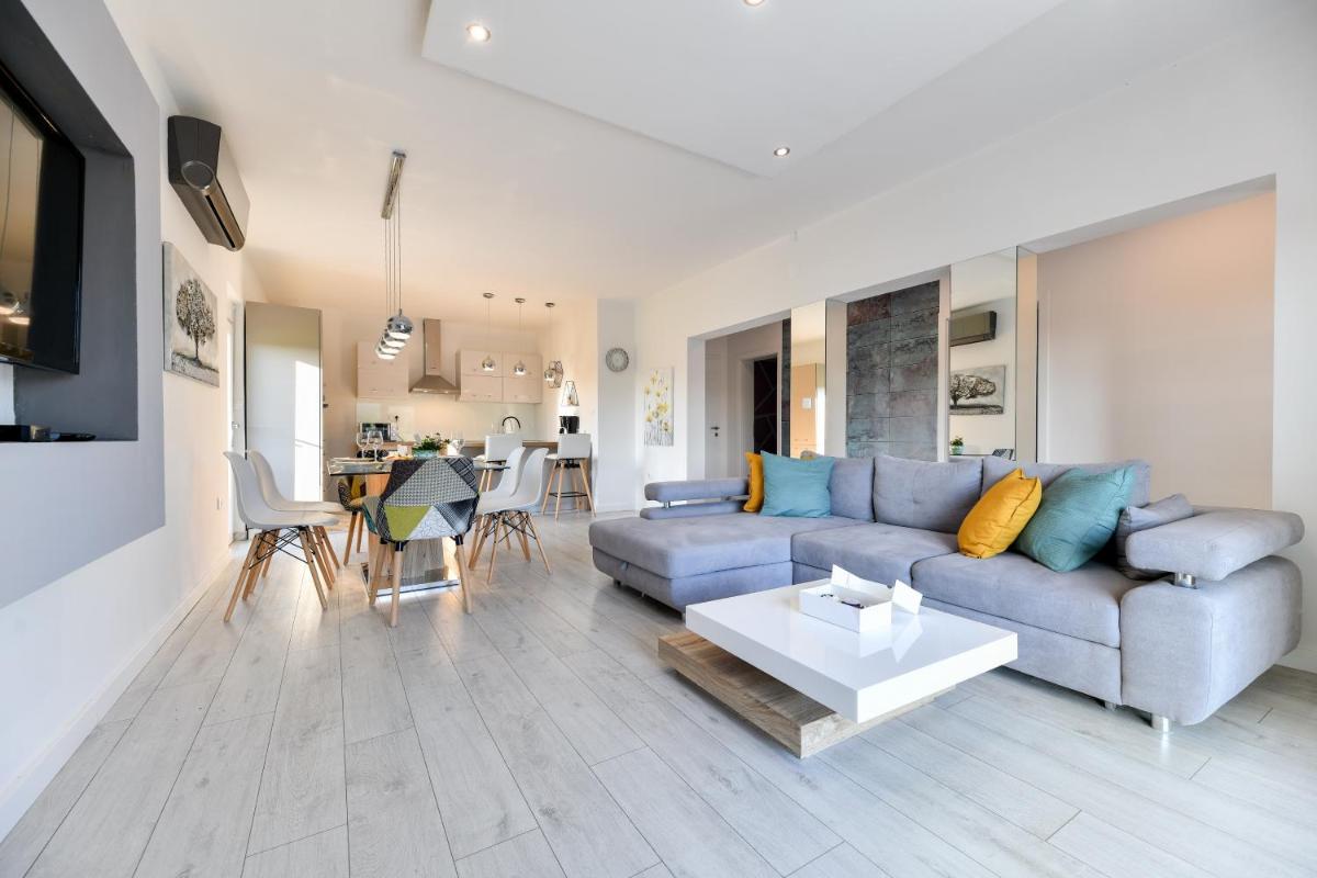 Luxurious Villa Natali - Housity