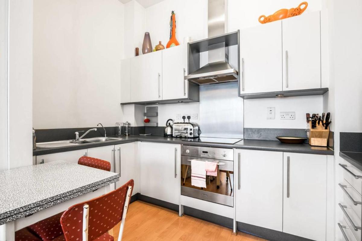 GuestReady - Bright 1BR Home near Arsenal Stadium wBalcony - Housity