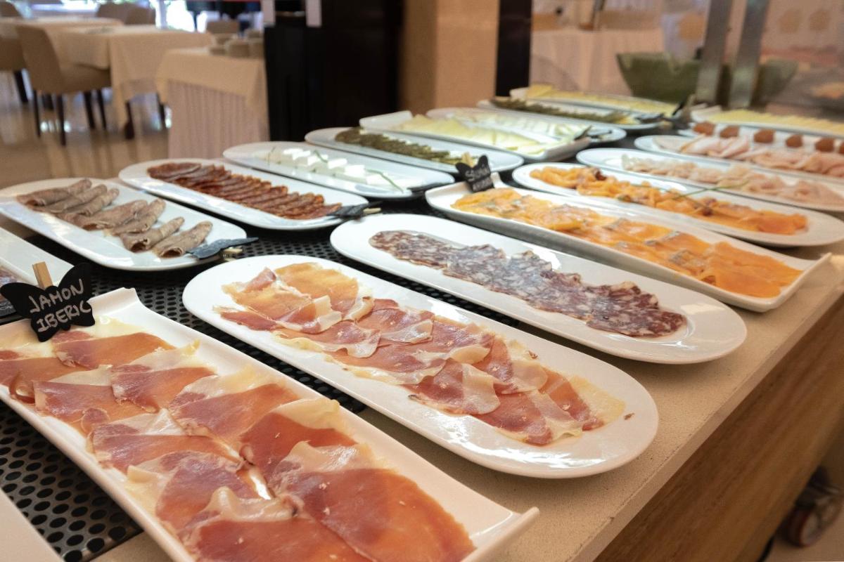 Comida en o cerca de este hotel