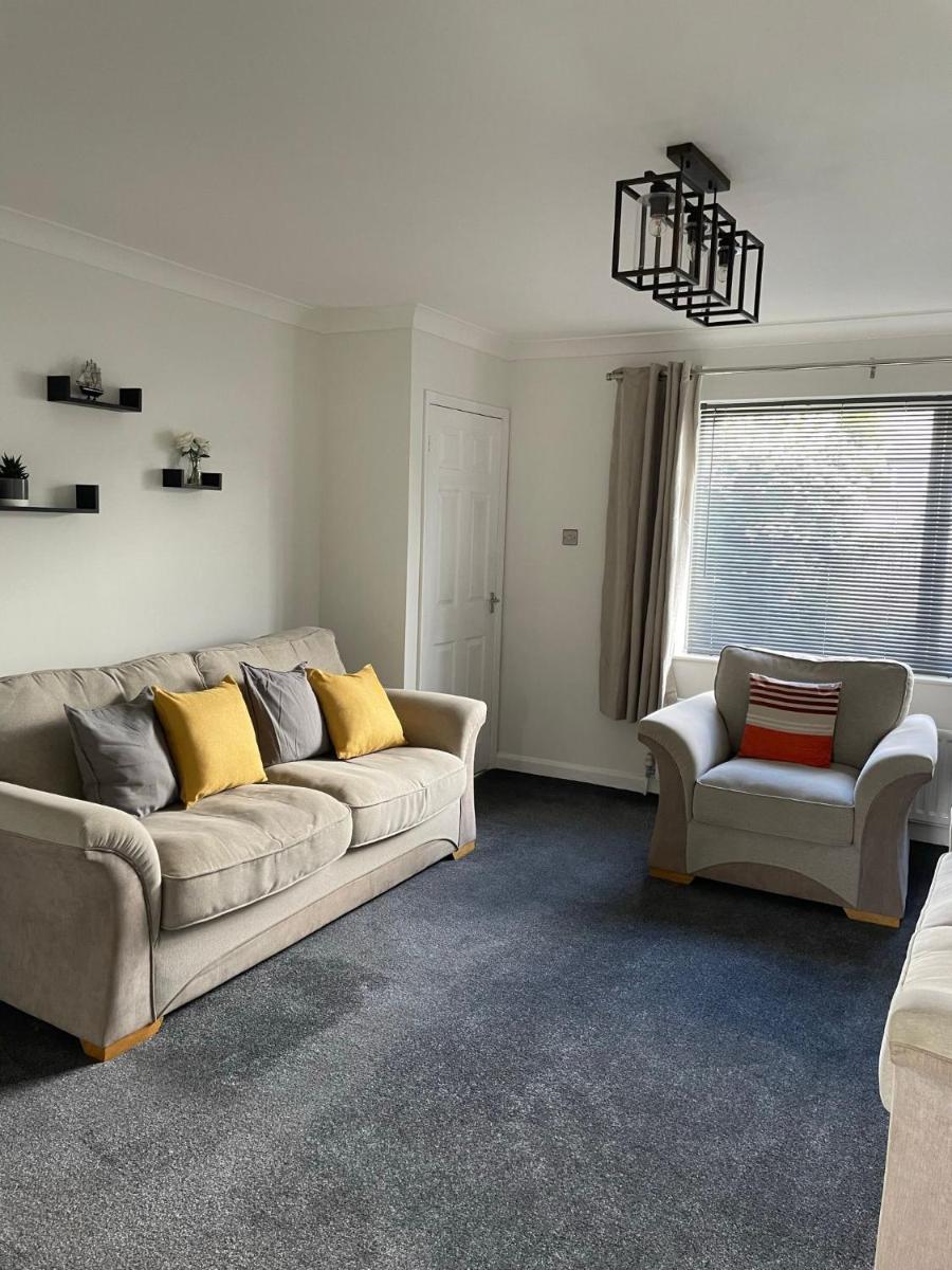 Arista House Entire 3 bedroom self catering property sleeps 5 people, Pet friendly - Housity