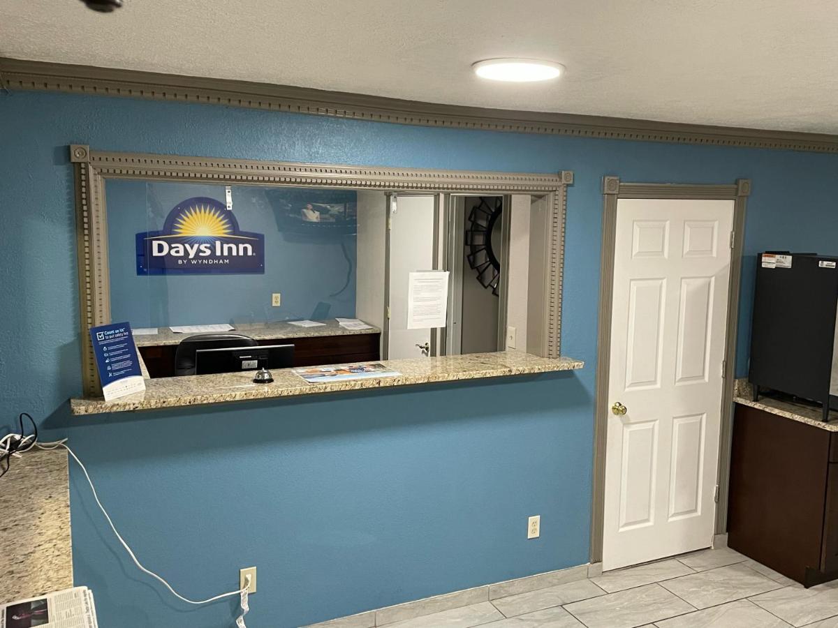 Days Inn by Wyndham Pratt - Housity