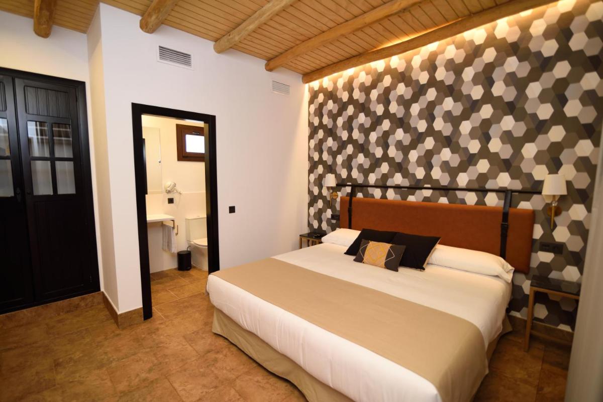 Hostal Rural Santa Habitaciones Aldea del Rocío - Housity