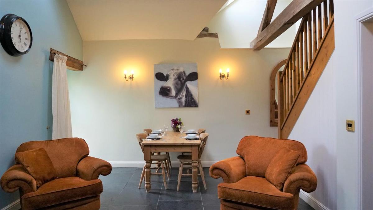 Sheep Dip Cottage - 5* Cyfie Farm, with log burner and private hot tub - Housity