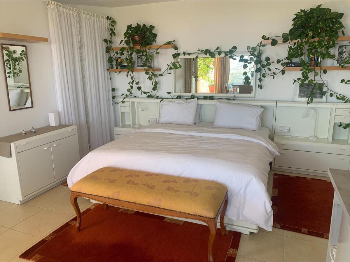 Breath-taking studio on hill top with pool - Housity